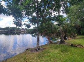 1 Jacaranda Country Club Dr 104, Plantation FL 33324