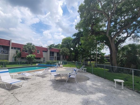 1 Jacaranda Country Club Dr 104, Plantation FL 33324
