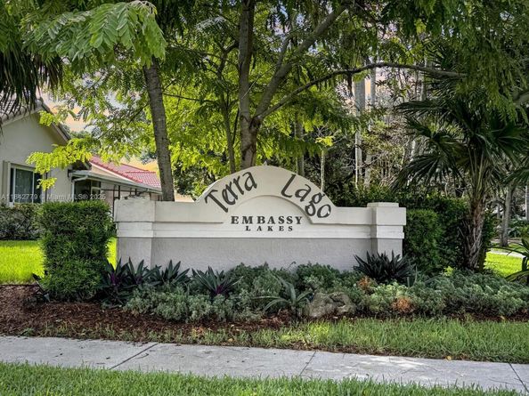 10621 Paris St, Cooper City FL 33026