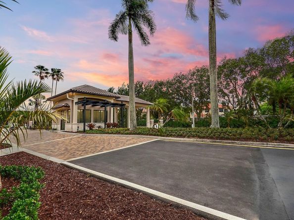 10621 Paris St, Cooper City FL 33026