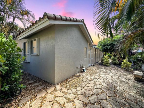 10621 Paris St, Cooper City FL 33026