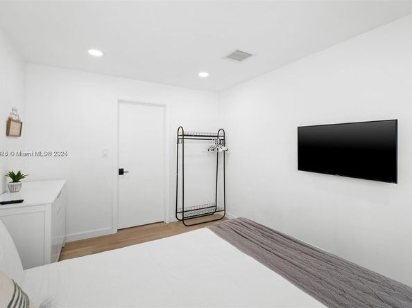 413 Holiday, Hallandale Beach FL 33009