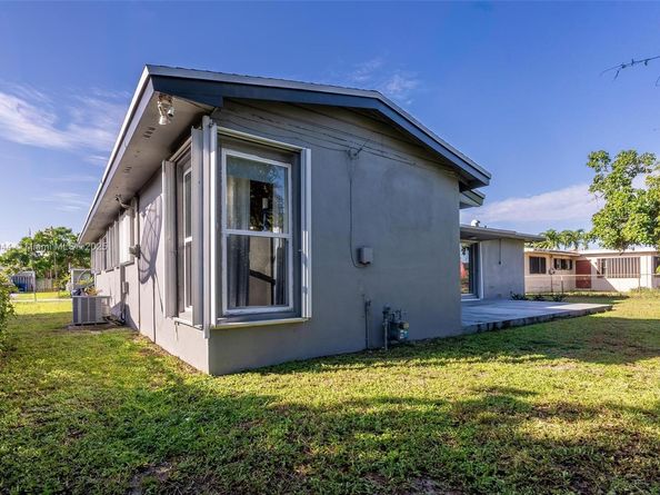 1465 NW 181st St, Miami Gardens FL 33169