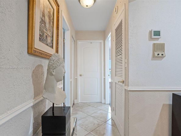 18805 W Lake Dr, Hialeah FL 33015