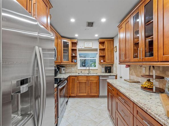18805 W Lake Dr, Hialeah FL 33015