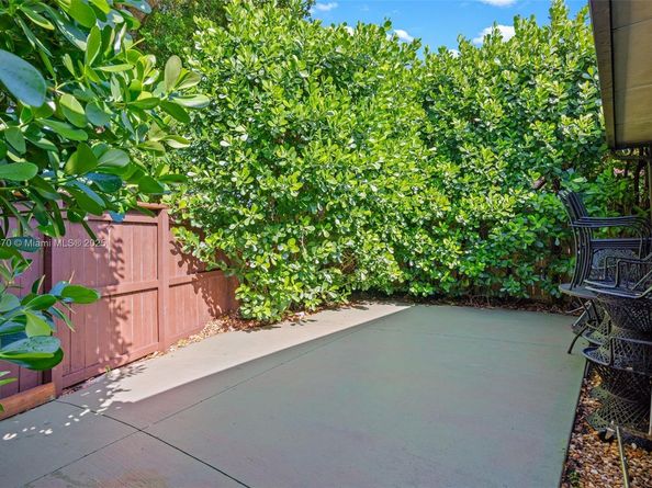 18805 W Lake Dr, Hialeah FL 33015