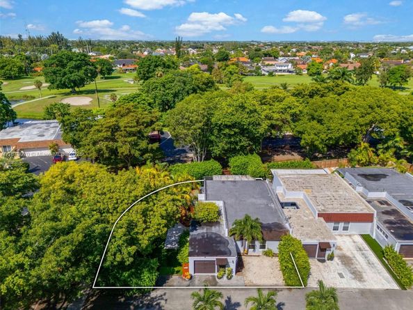 18805 W Lake Dr, Hialeah FL 33015