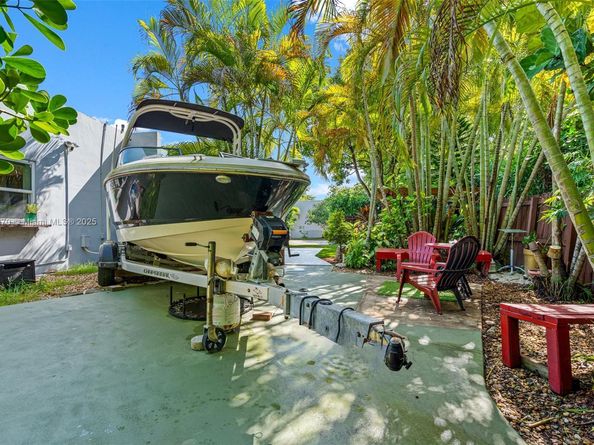 18805 W Lake Dr, Hialeah FL 33015