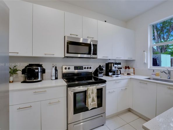 12453 NW 23rd Ct, Miami FL 33167