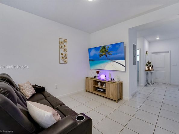 12453 NW 23rd Ct, Miami FL 33167