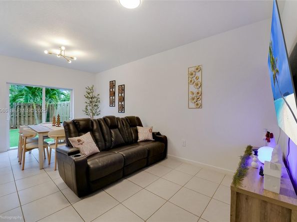 12453 NW 23rd Ct, Miami FL 33167