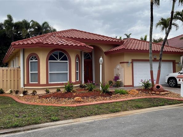 11581 SW 10th Ct, Pembroke Pines FL 33025