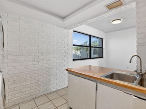 10302 NW 9th St Cir 204, Miami FL 33172