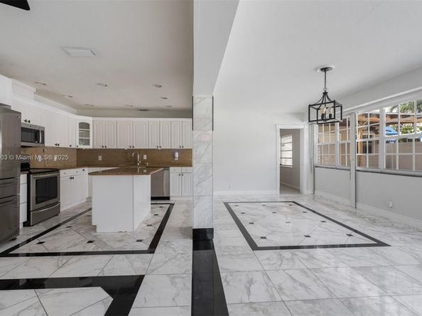 2505 NE 35th Dr, Fort Lauderdale FL 33308