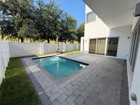 9980 NW 74th Ter, Doral FL 33178