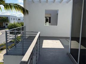 9980 NW 74th Ter, Doral FL 33178
