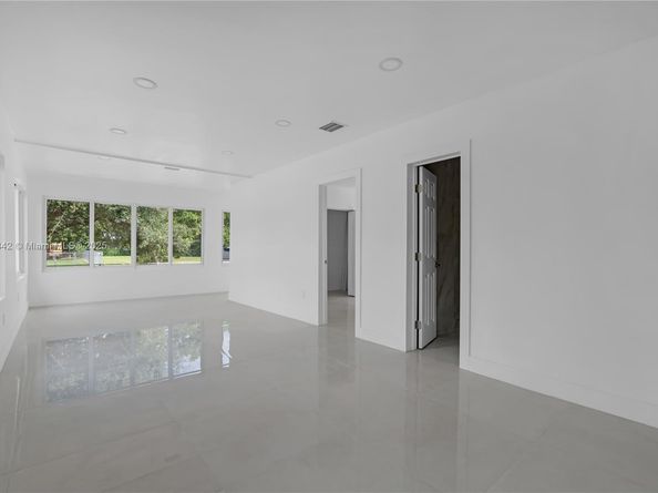 667 NW 14th St, Florida City FL 33034