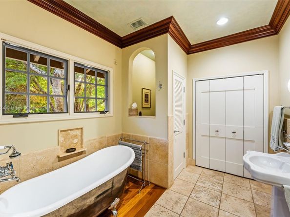 3506 Banyan Cir, Miami FL 33133