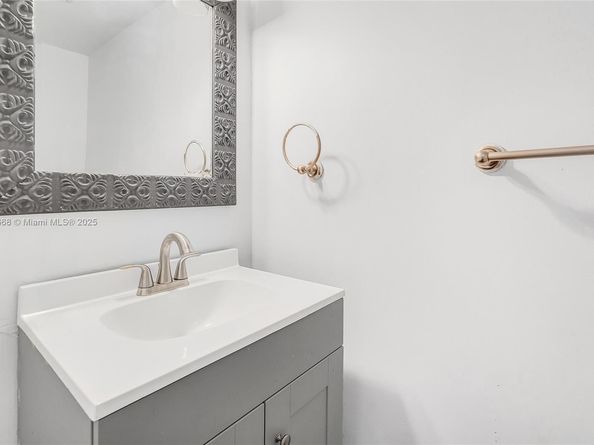9435 NW 42nd St, Sunrise FL 33351