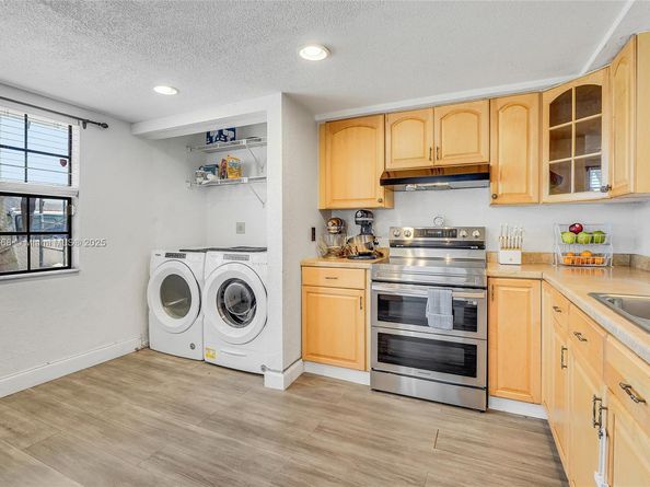 9435 NW 42nd St, Sunrise FL 33351