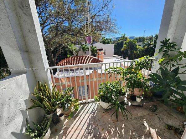 1010 NW 11th St 309, Miami FL 33136