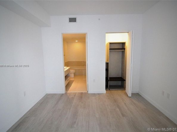 55 SW 9TH St 1608, Miami FL 33131