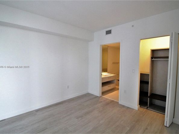 55 SW 9TH St 1608, Miami FL 33131