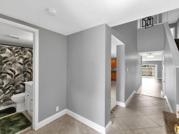 6900 NW 5th St 201, Plantation FL 33317