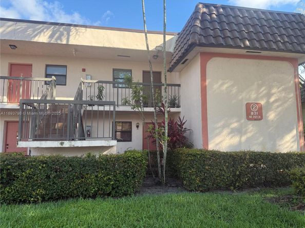 831 NE 207th Ln 2106, Miami FL 33179