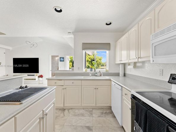 10261 SW 15th St, Pembroke Pines FL 33025