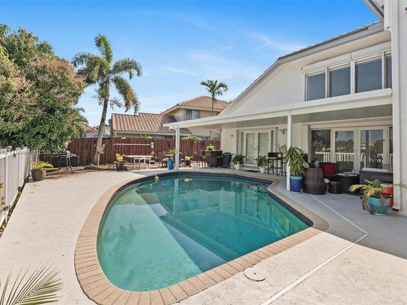 10261 SW 15th St, Pembroke Pines FL 33025