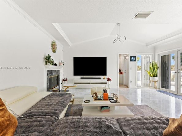 10261 SW 15th St, Pembroke Pines FL 33025