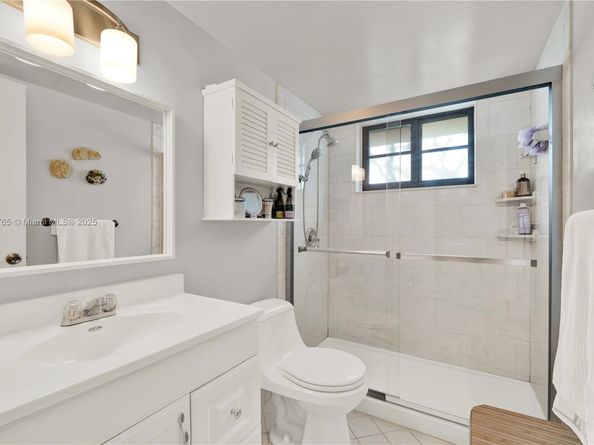 10857 NW 7th St 2417, Miami FL 33172