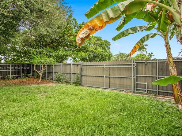 301 NW 146th St, Miami FL 33168