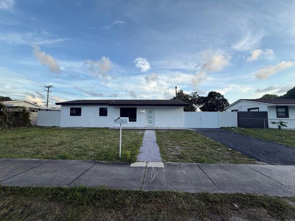 3224 NW 181st St, Miami Gardens FL 33056