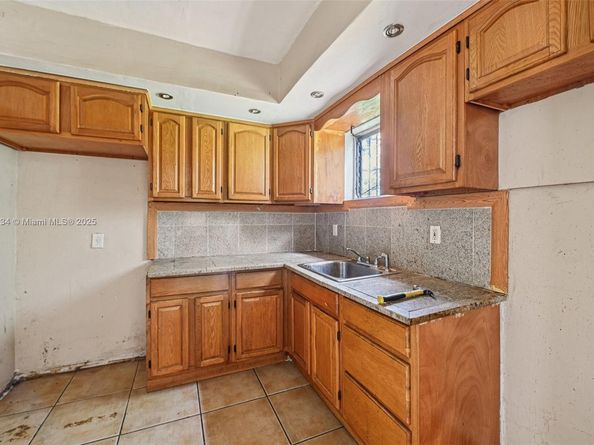 1043 NW 75th St, Miami FL 33150