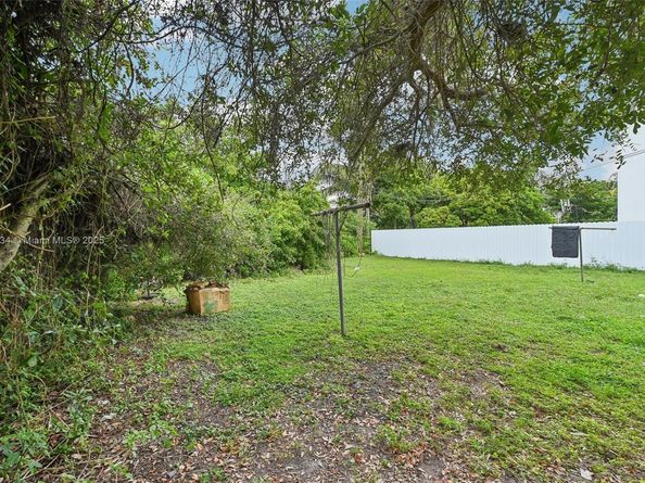 1043 NW 75th St, Miami FL 33150