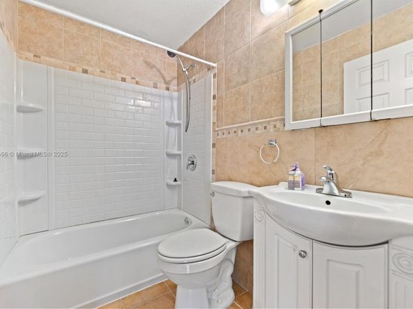 20155 E Oakmont Cir, Hialeah FL 33015