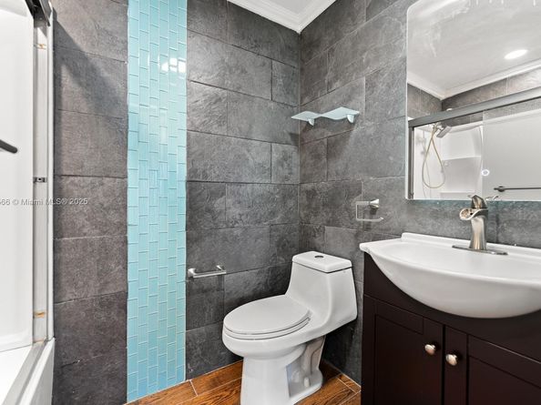20155 E Oakmont Cir, Hialeah FL 33015