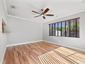 20155 E Oakmont Cir, Hialeah FL 33015