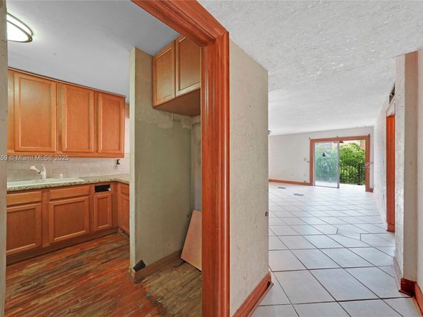 1950 W 56th St 2311B, Hialeah FL 33012