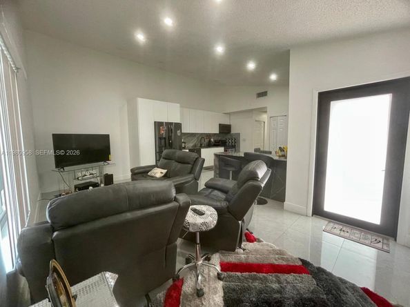 4518 NW 185th St, Miami Gardens FL 33055