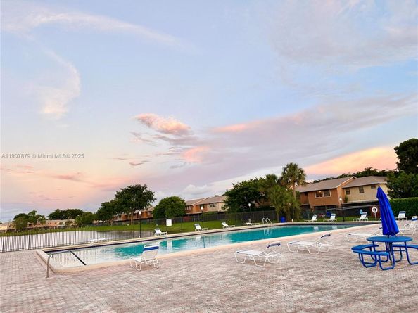 10554 NW 3rd St, Pembroke Pines FL 33026