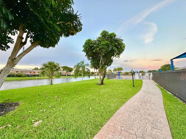 10554 NW 3rd St, Pembroke Pines FL 33026