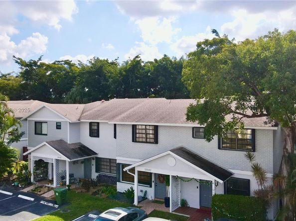 10554 NW 3rd St, Pembroke Pines FL 33026