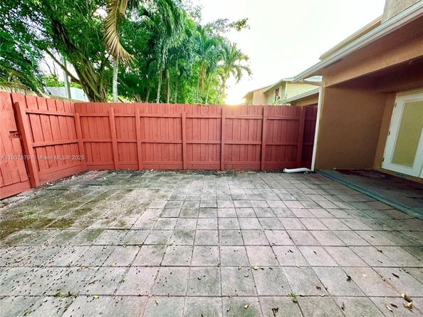 10554 NW 3rd St, Pembroke Pines FL 33026
