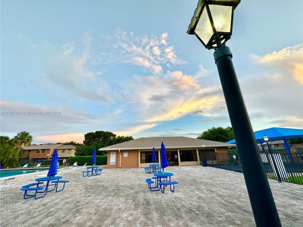 10554 NW 3rd St, Pembroke Pines FL 33026