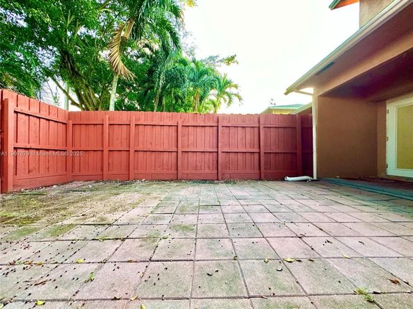 10554 NW 3rd St, Pembroke Pines FL 33026