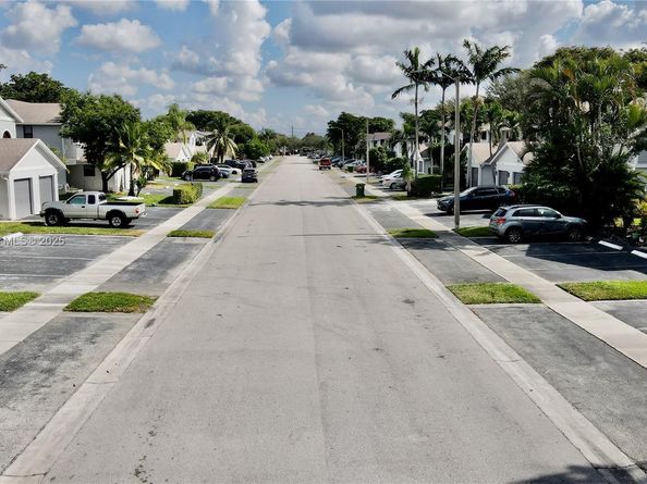 10554 NW 3rd St, Pembroke Pines FL 33026