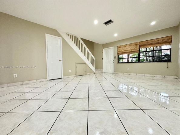 10554 NW 3rd St, Pembroke Pines FL 33026